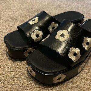Lisa Says Gah Dakota black/white daisy platform shoes 7.5